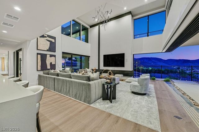 807 Magnum Cliff Court, Henderson, NV 89012