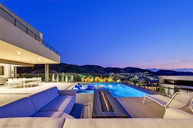 807 Magnum Cliff Court, Henderson, NV 89012