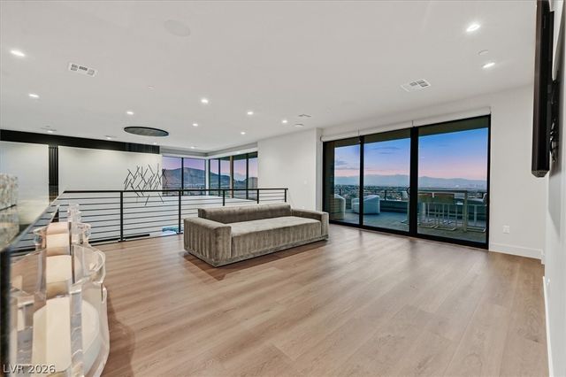 807 Magnum Cliff Court, Henderson, NV 89012