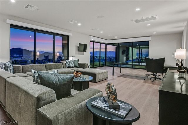807 Magnum Cliff Court, Henderson, NV 89012