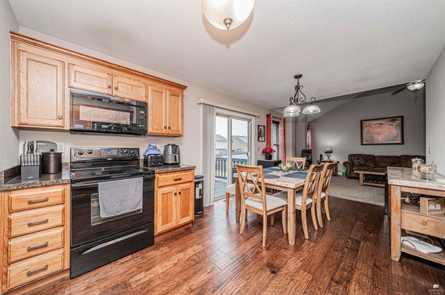 1005 Meadowbrooke Ln, Junction City, KS 66441