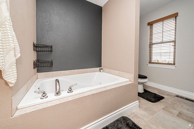 1005 Meadowbrooke Ln, Junction City, KS 66441