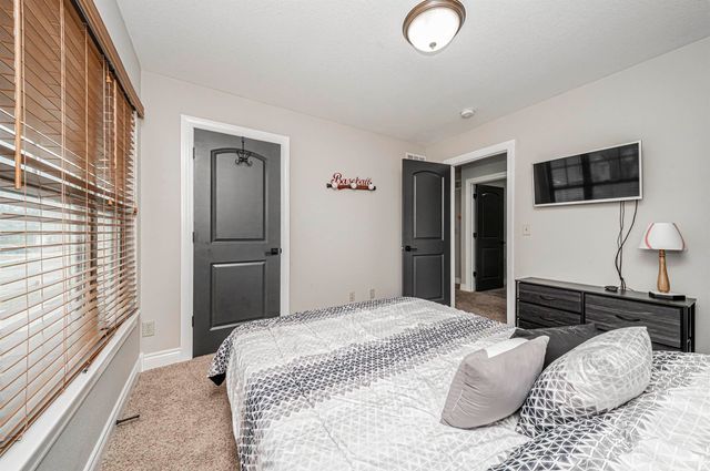 1005 Meadowbrooke Ln, Junction City, KS 66441