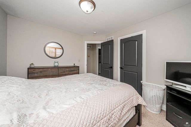 1005 Meadowbrooke Ln, Junction City, KS 66441