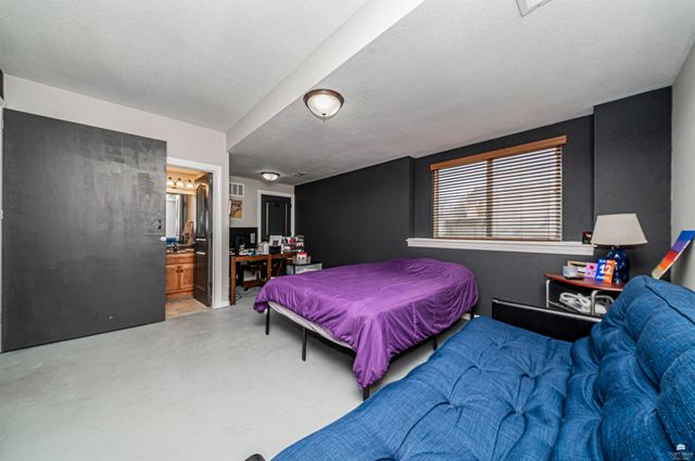 1005 Meadowbrooke Ln, Junction City, KS 66441