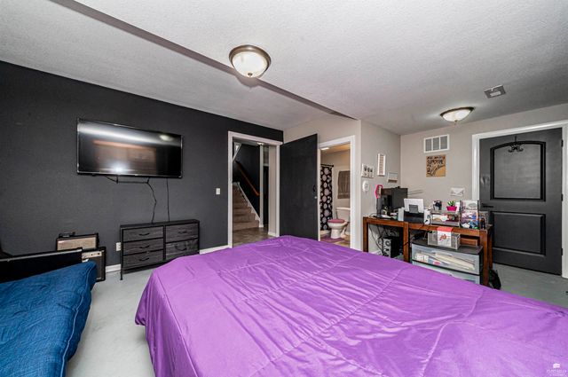 1005 Meadowbrooke Ln, Junction City, KS 66441