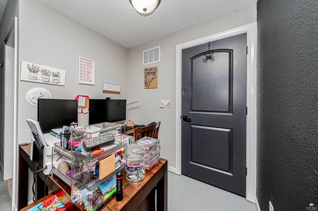 1005 Meadowbrooke Ln, Junction City, KS 66441