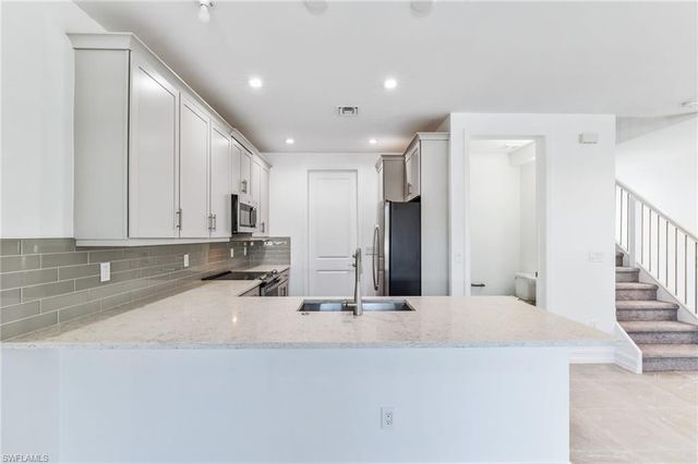 7574 Rockefeller DR, Naples, FL 34119