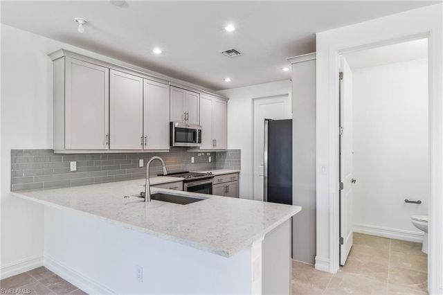 7574 Rockefeller DR, Naples, FL 34119