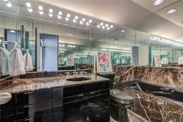 5 River Hollow Lane, Houston, TX 77027