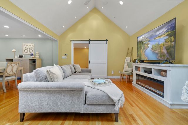 8 Elmwood Circle, Peabody, MA 01960