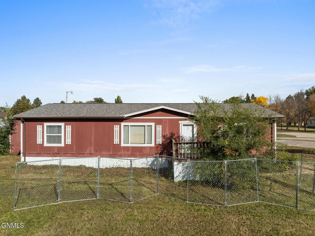 3817 2nd Avenue E, Williston, ND 58801 photo 2