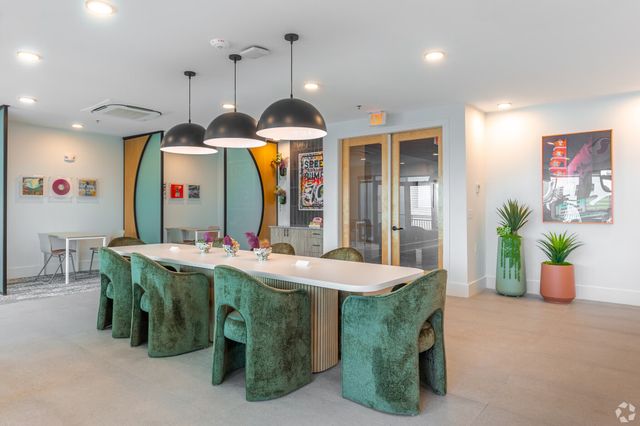 596 W 9th Street 320, Dallas, TX 75208