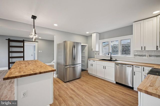 213 WHITE AVE, Marcus Hook, PA 19061