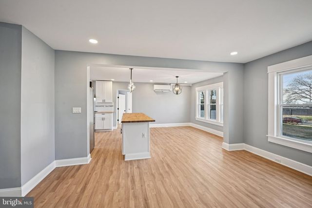 213 WHITE AVE, Marcus Hook, PA 19061