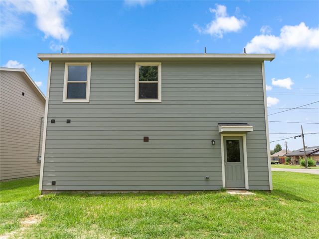 312 N Orange Street, Sweeny, TX 77480