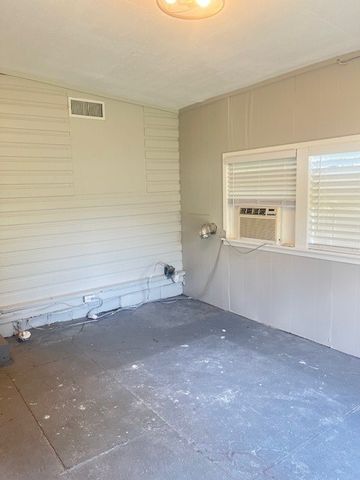 505 W Earl Street, Cleburne, TX 76033