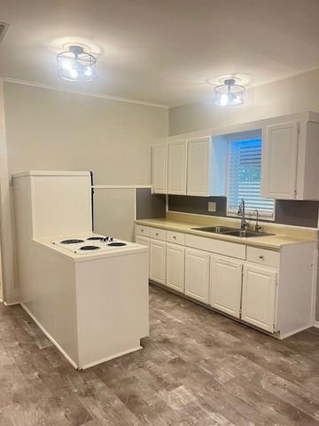 505 W Earl Street, Cleburne, TX 76033