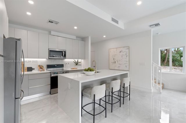 1567 NW 94TH Way 10, Coral Springs, FL 33071