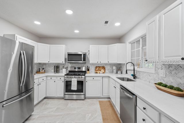 510 Center Dr W, Beaufort, SC 29902