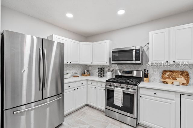510 Center Dr W, Beaufort, SC 29902