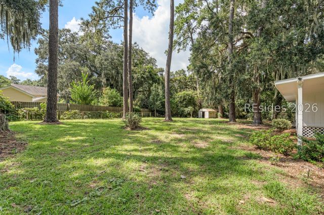 510 Center Dr W, Beaufort, SC 29902