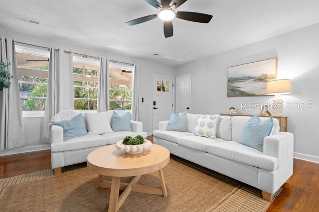510 Center Dr W, Beaufort, SC 29902