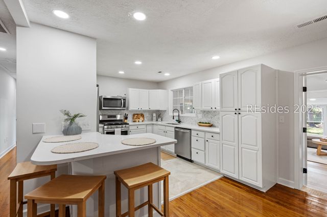 510 Center Dr W, Beaufort, SC 29902