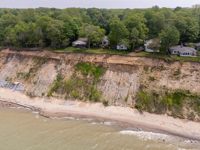 1192 Cherry Drive, South Haven, MI 49090