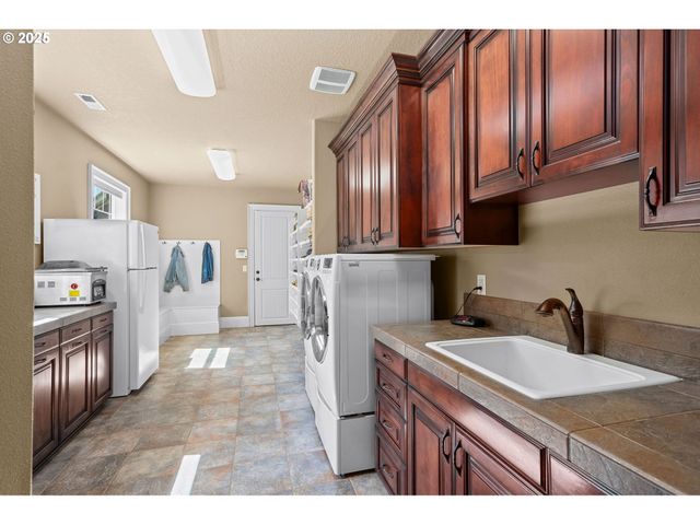 8438 CASCADE Hwy, Silverton, OR 97381