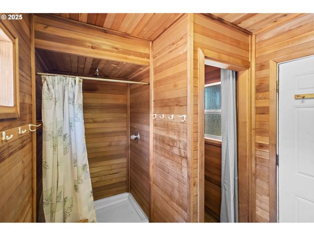 8438 CASCADE Hwy, Silverton, OR 97381