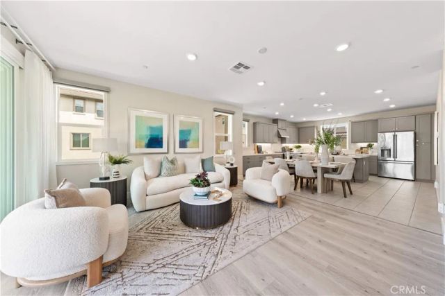 411 Chorus, Irvine, CA 92618