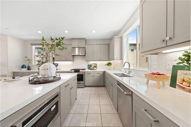 411 Chorus, Irvine, CA 92618