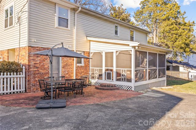 1217 Old Farm Road, Charlotte, NC 28226