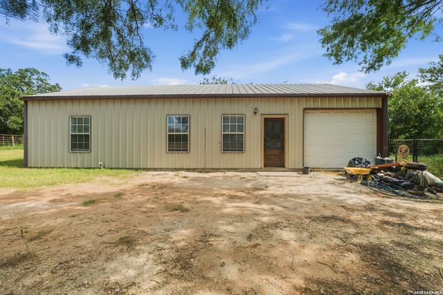 909 County Road 669, Devine, TX 78016