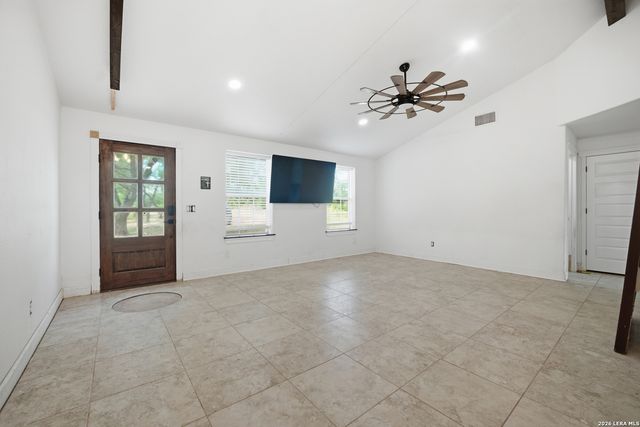 909 County Road 669, Devine, TX 78016