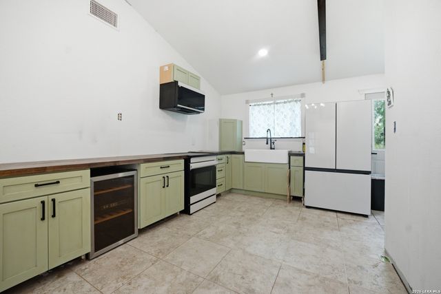 909 County Road 669, Devine, TX 78016