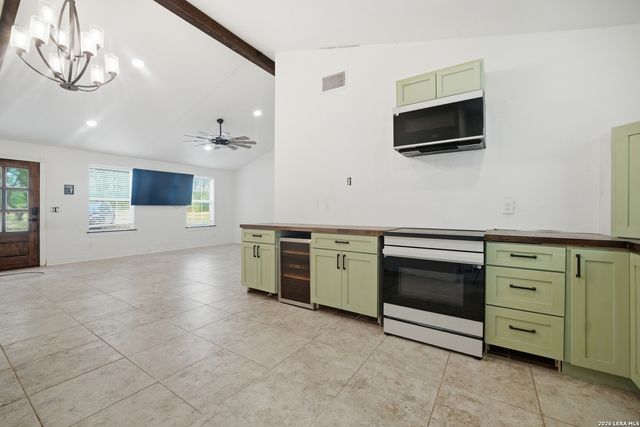 909 County Road 669, Devine, TX 78016