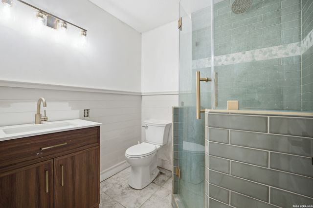 909 County Road 669, Devine, TX 78016