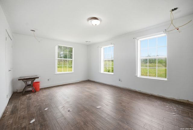 909 County Road 669, Devine, TX 78016