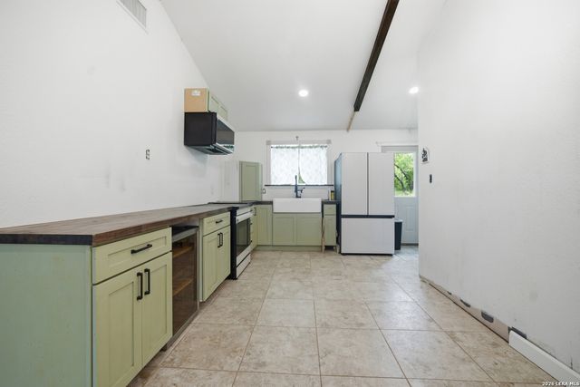 909 County Road 669, Devine, TX 78016