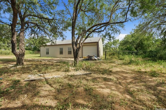 909 County Road 669, Devine, TX 78016