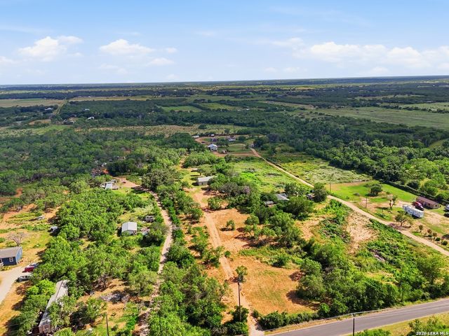 909 County Road 669, Devine, TX 78016