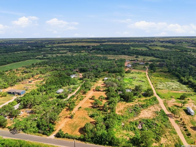 909 County Road 669, Devine, TX 78016