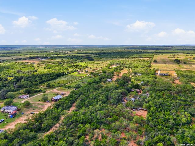 909 County Road 669, Devine, TX 78016