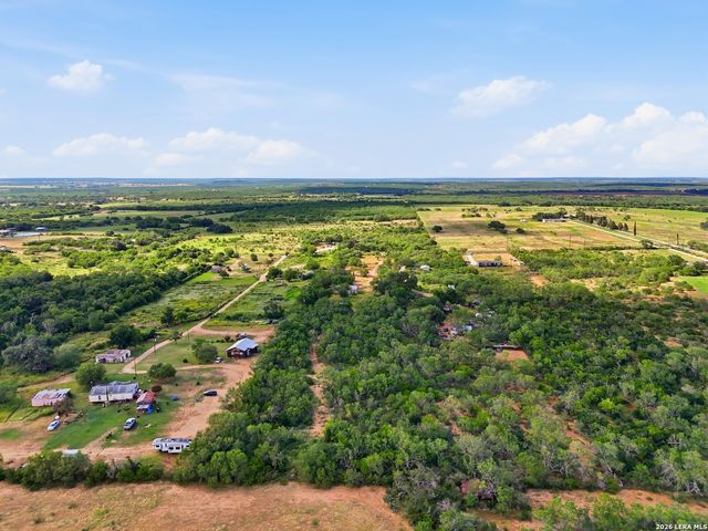 909 County Road 669, Devine, TX 78016
