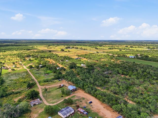 909 County Road 669, Devine, TX 78016