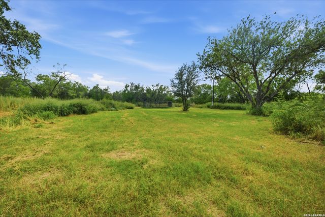 909 County Road 669, Devine, TX 78016