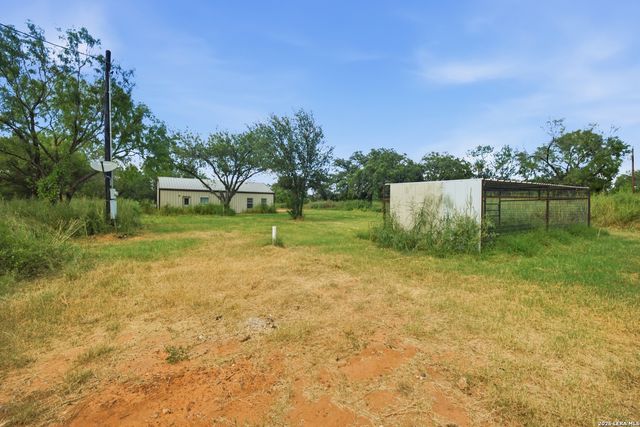 909 County Road 669, Devine, TX 78016