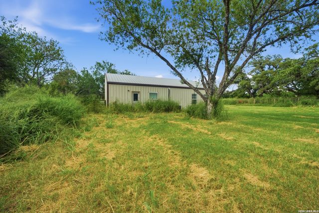 909 County Road 669, Devine, TX 78016